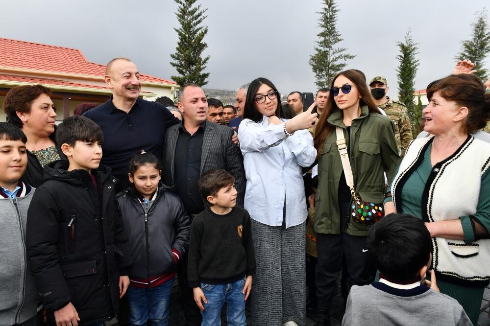 Президент Ильхам Алиев и Первая леди Мехрибан Алиева совершили поездку в Тертерский район