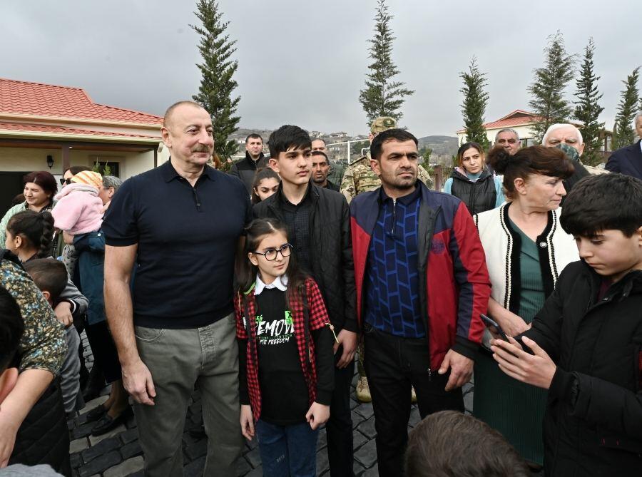 Искренняя встреча Президента Ильхама Алиева и Первой леди Мехрибан Алиевой с жителями села Талыш