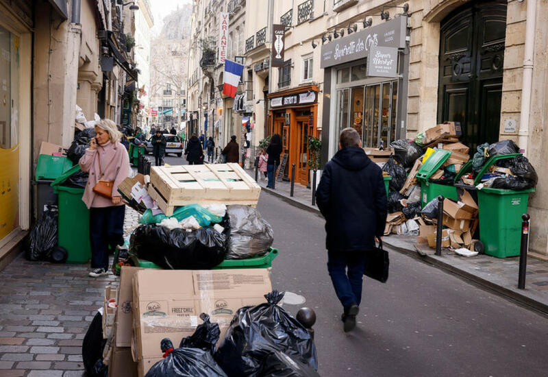 На улицах Парижа скопилось более 10 тысяч тонн мусора