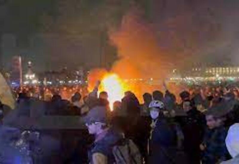 Протестующие сожгли "чучело" Макрона