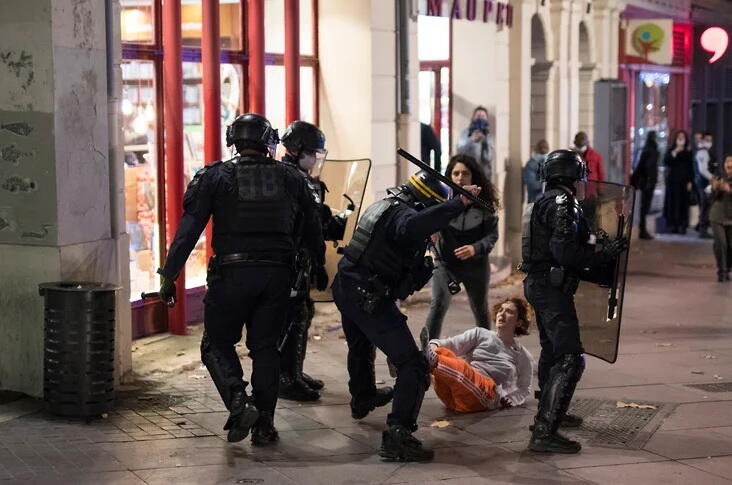 Жестокость полиции и массовые аресты в Париже