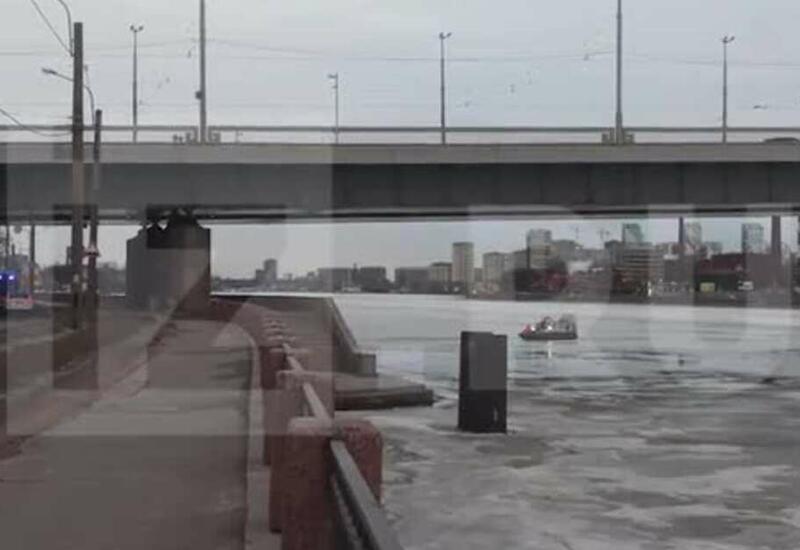 Мужчина утонул, упав с моста в Санкт-Петербурге