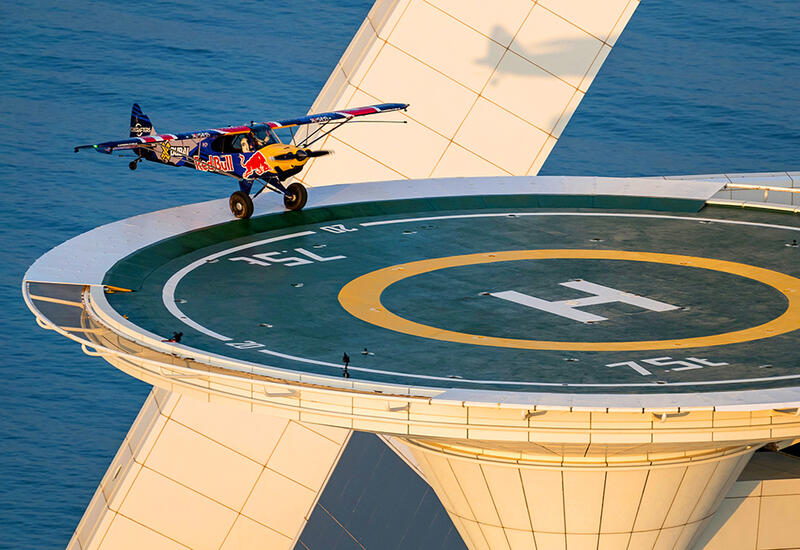Пилот посадил самолет на крошечную вертолетную площадку на крыше отеля в ОАЭ