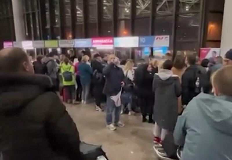 Десятки пассажиров застряли в аэропорту Сочи