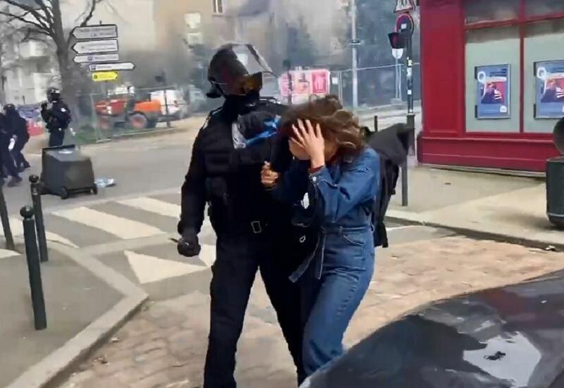 Новые кадры жестокого обращения французской полиции с митингующими