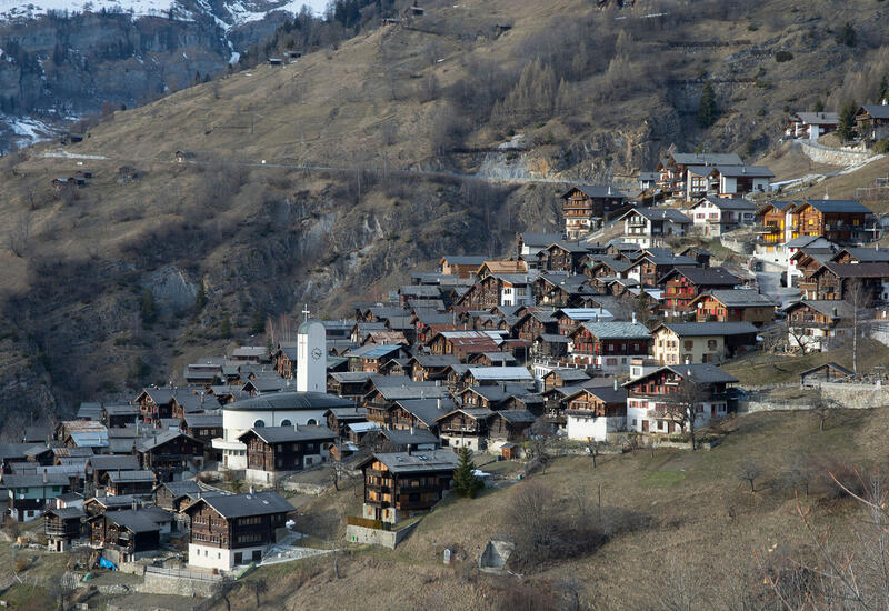 Власти швейцарской деревни обещают заплатить $60 тыс. тому, кто переедет туда жить