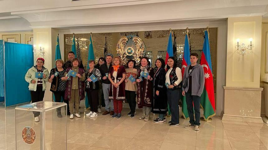 Казахстанцы активно голосуют на выборах на избирательном участке в Азербайджане