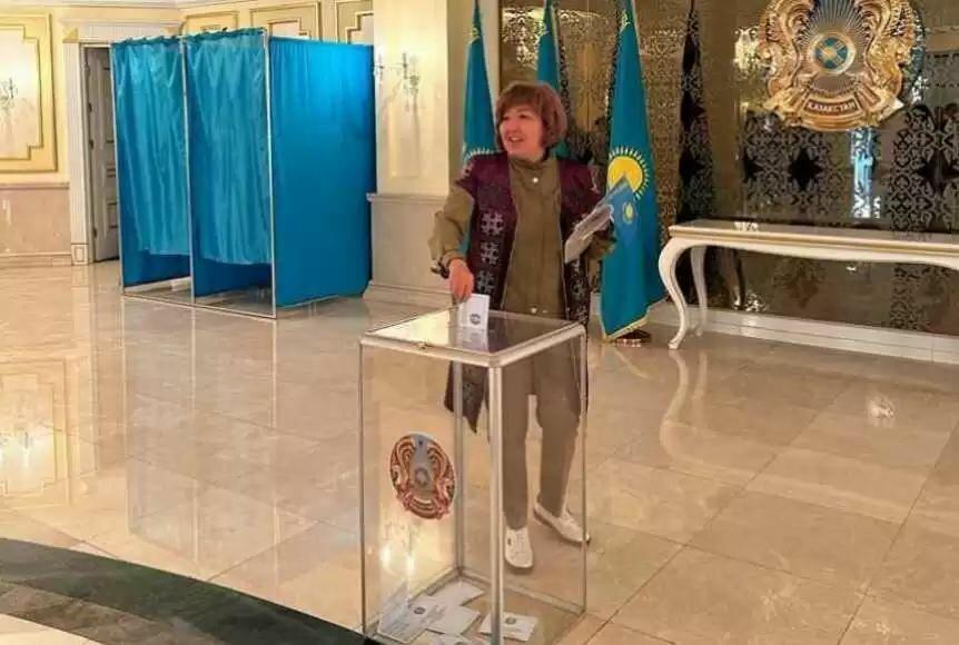 Казахстанцы активно голосуют на выборах на избирательном участке в Азербайджане