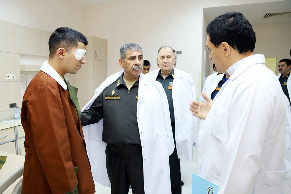 Закир Гасанов посетил военный госпиталь по случаю праздника Новруз