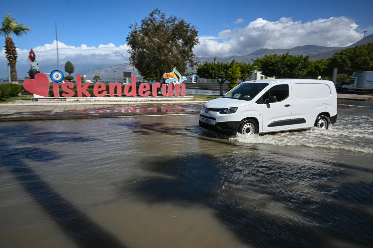 Улицы турецкого Искендеруна оказались под водой после землетрясения