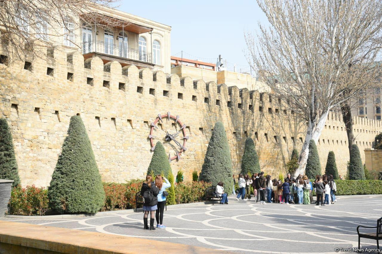 Жители Баку отмечают праздник Новруз