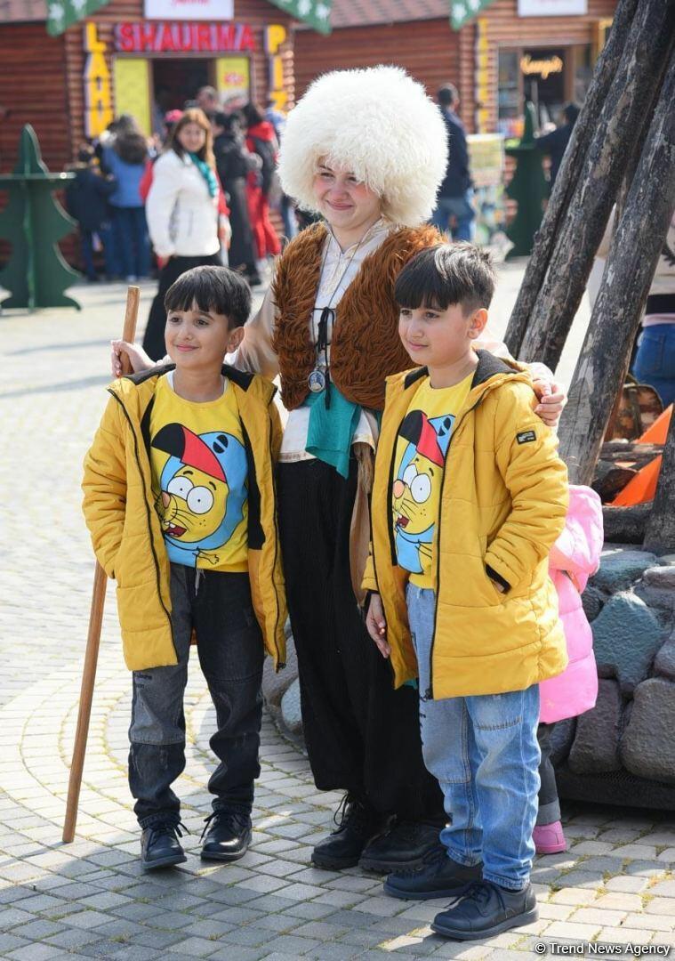 Жители Баку отмечают праздник Новруз
