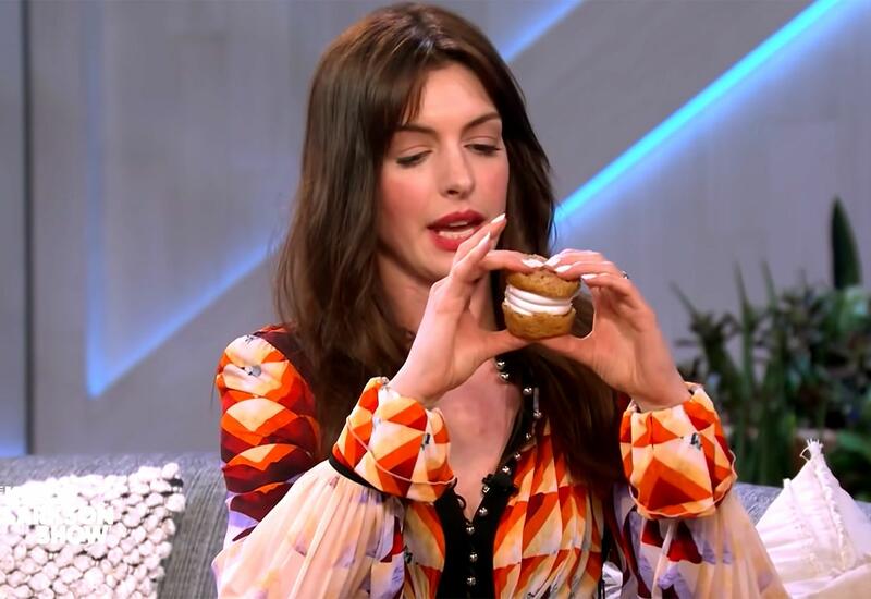 Актриса Энн Хэтэуэй показала необычный способ съесть капкейк и не испачкаться