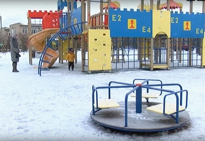 В Петербурге ребенок застрял в карусели во время прогулки
