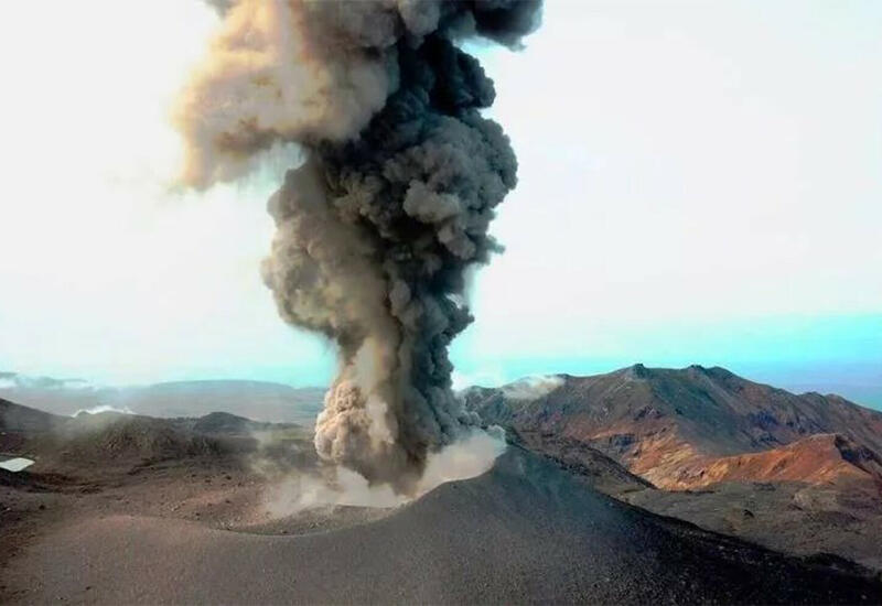 Вулкан Эбеко с острова Парамушир проснулся и выбросил столб пепла