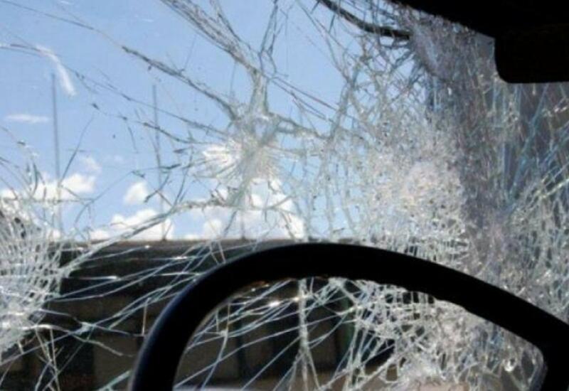 В Хырдалане автомобиль с потерявшим сознание водителем врезался в столб