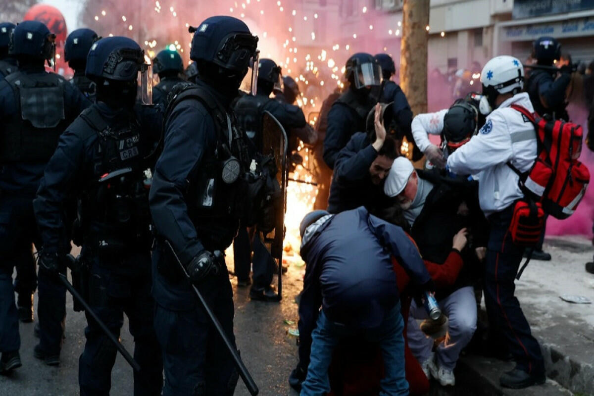 В Париже протесты перерастают в беспорядки, полиция применила слезоточивый газ