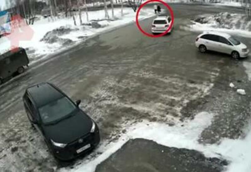 Водитель сбил двух пешеходов на тротуаре в Томской области