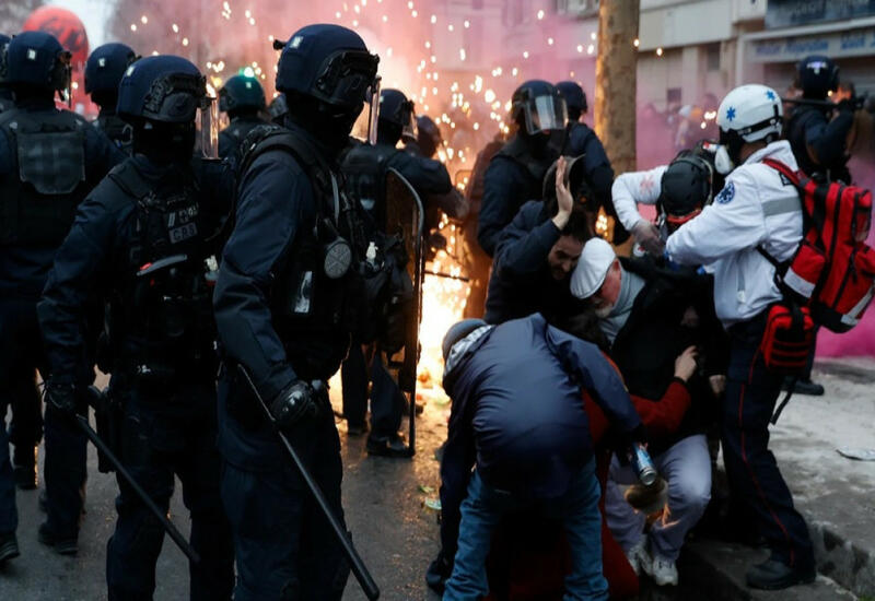 В Париже протесты перерастают в беспорядки, полиция применила слезоточивый газ