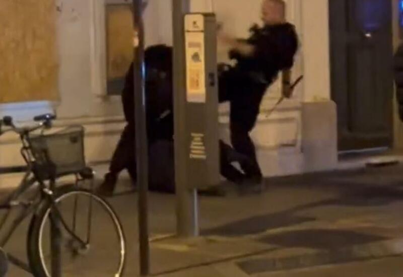 Жестокое избиение прохожего полицейскими в Париже