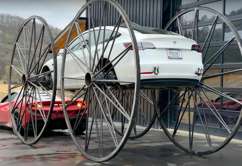 Tesla превратили в гигантскую колесницу
