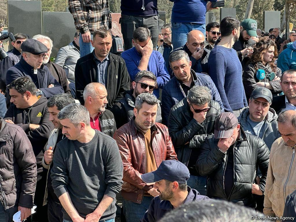 В Баку проходят похороны погибшего в ДТП Огтая Алиева