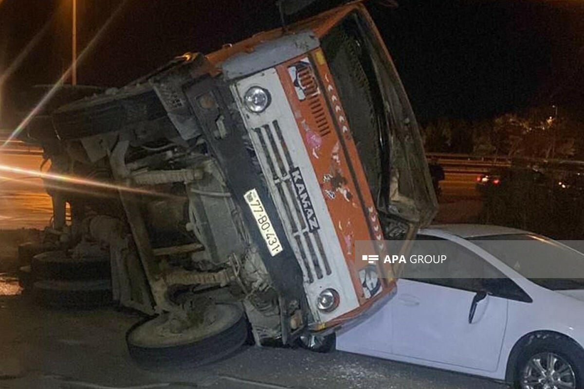 В Баку грузовик опрокинулся на легковой автомобиль