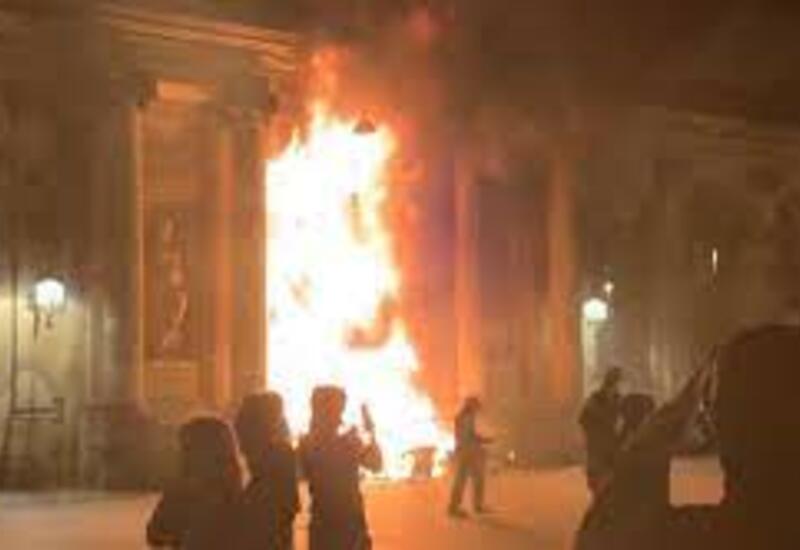 Протестующие во Франции подожгли мэрию Бордо