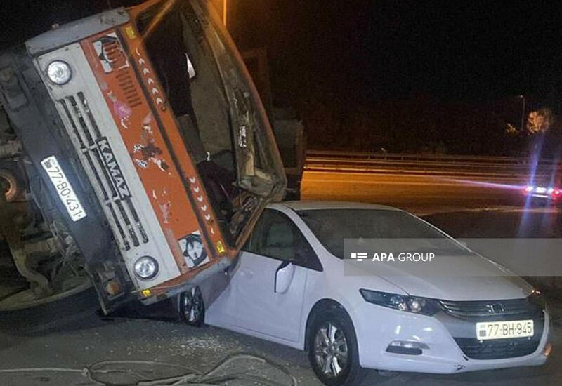 В Баку грузовик опрокинулся на легковой автомобиль