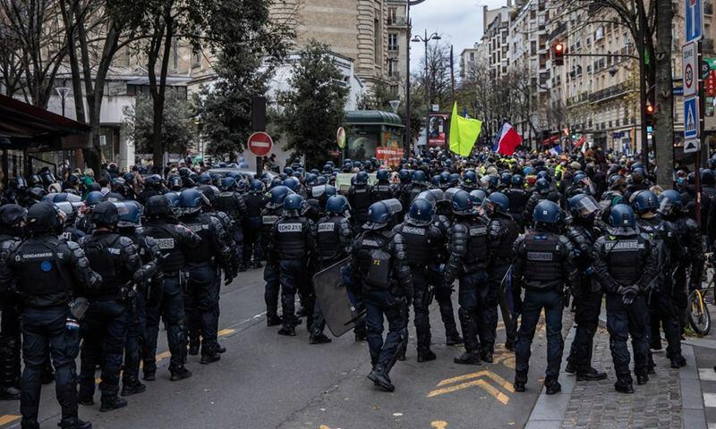 Fransada polis etiraz aksiyasını dağıtmaqdan