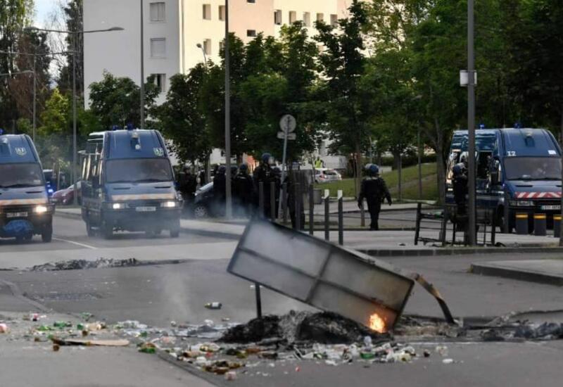 На западе Франции несколько жандармов и фотограф пострадали в ходе беспорядков