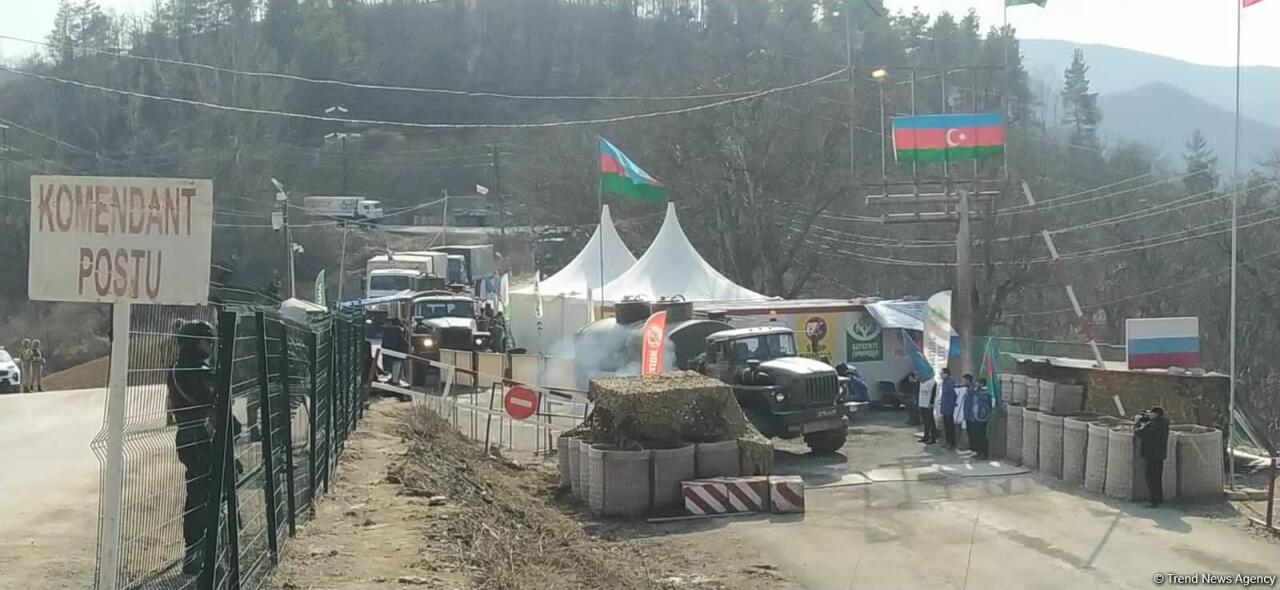 По Лачинской дороге беспрепятственно проехала автоколонна из 33 автомашин миротворцев