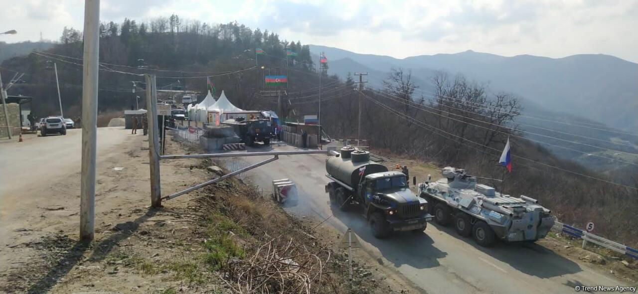 По Лачинской дороге беспрепятственно проехала автоколонна из 33 автомашин миротворцев