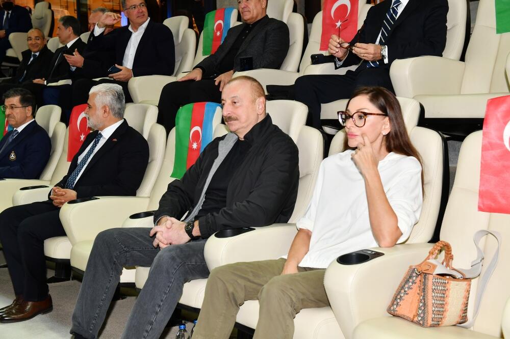 Президент Ильхам Алиев и Первая леди Мехрибан Алиева наблюдали за благотворительным матчем между командами "Карабах" и "Галатасарай"