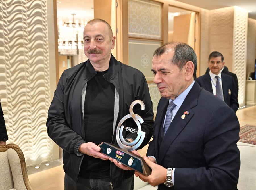 Президент Ильхам Алиев и Первая леди Мехрибан Алиева наблюдали за благотворительным матчем между командами "Карабах" и "Галатасарай"