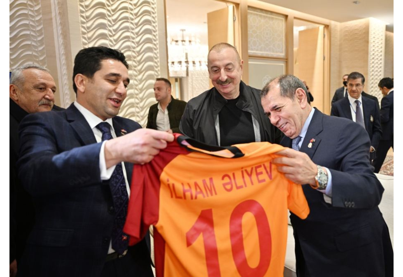 Президент футбольного клуба «Галатасарай» преподнес Президенту Ильхаму Алиеву памятные подарки