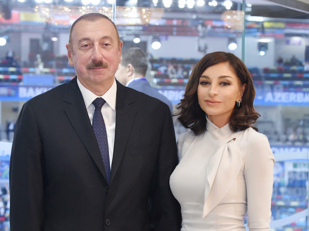 Президент Ильхам Алиев и Первая леди Мехрибан Алиева наблюдают за финальным забегом на 100 метров среди мужчин на чемпионате мира по легкой атлетике в Будапеште