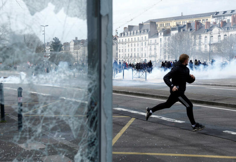 Протестующие во Франции атаковали офис сотрудника партии Макрона