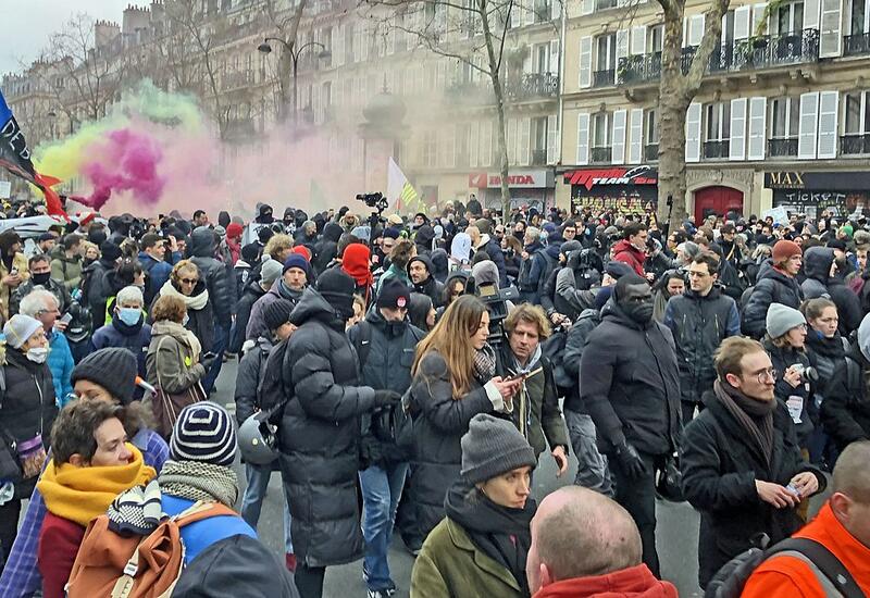 В Париже против протестующих применили слезоточивый газ