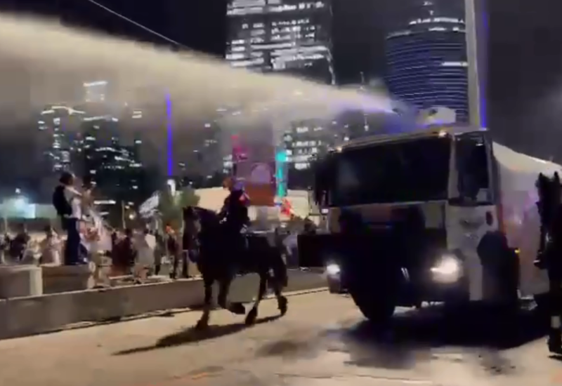 В Тель-Авиве полиция применила водометы для разгона митинга
