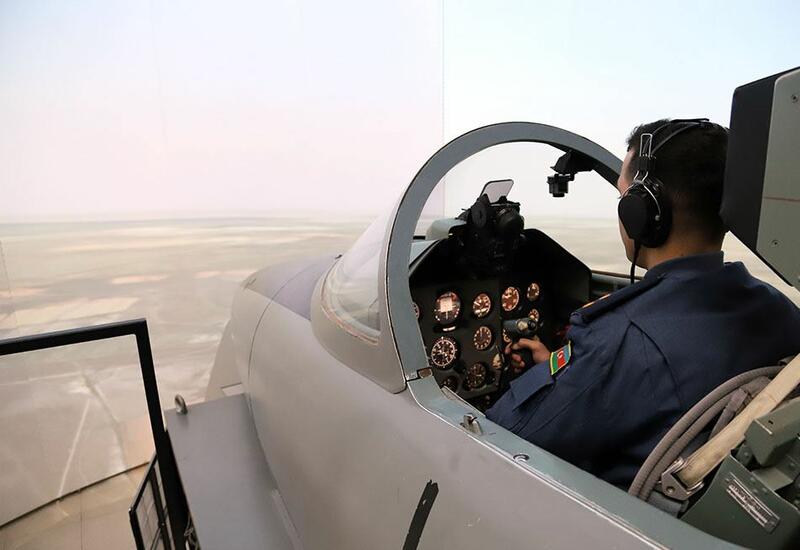 Военные пилоты Азербайджана выполняют учебно-тренировочные полеты