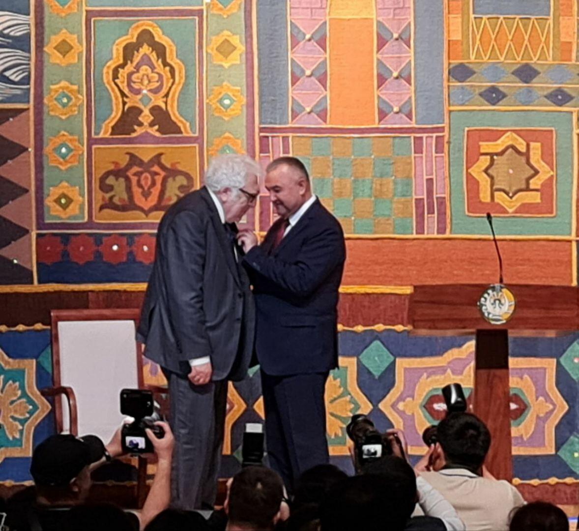 Народный писатель Азербайджана Анар Рзаев награжден государственным орденом Узбекистана 