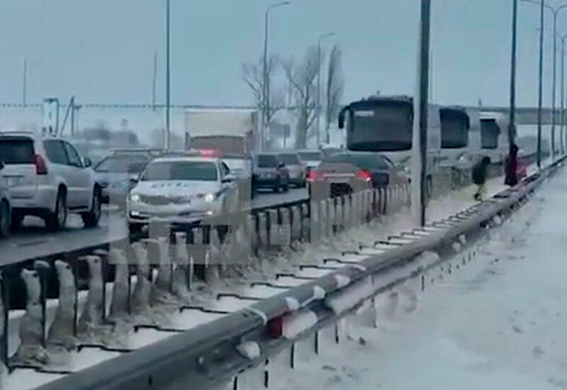 Машины покрылись сосульками: кадры гигантской пробки под Ростовом
