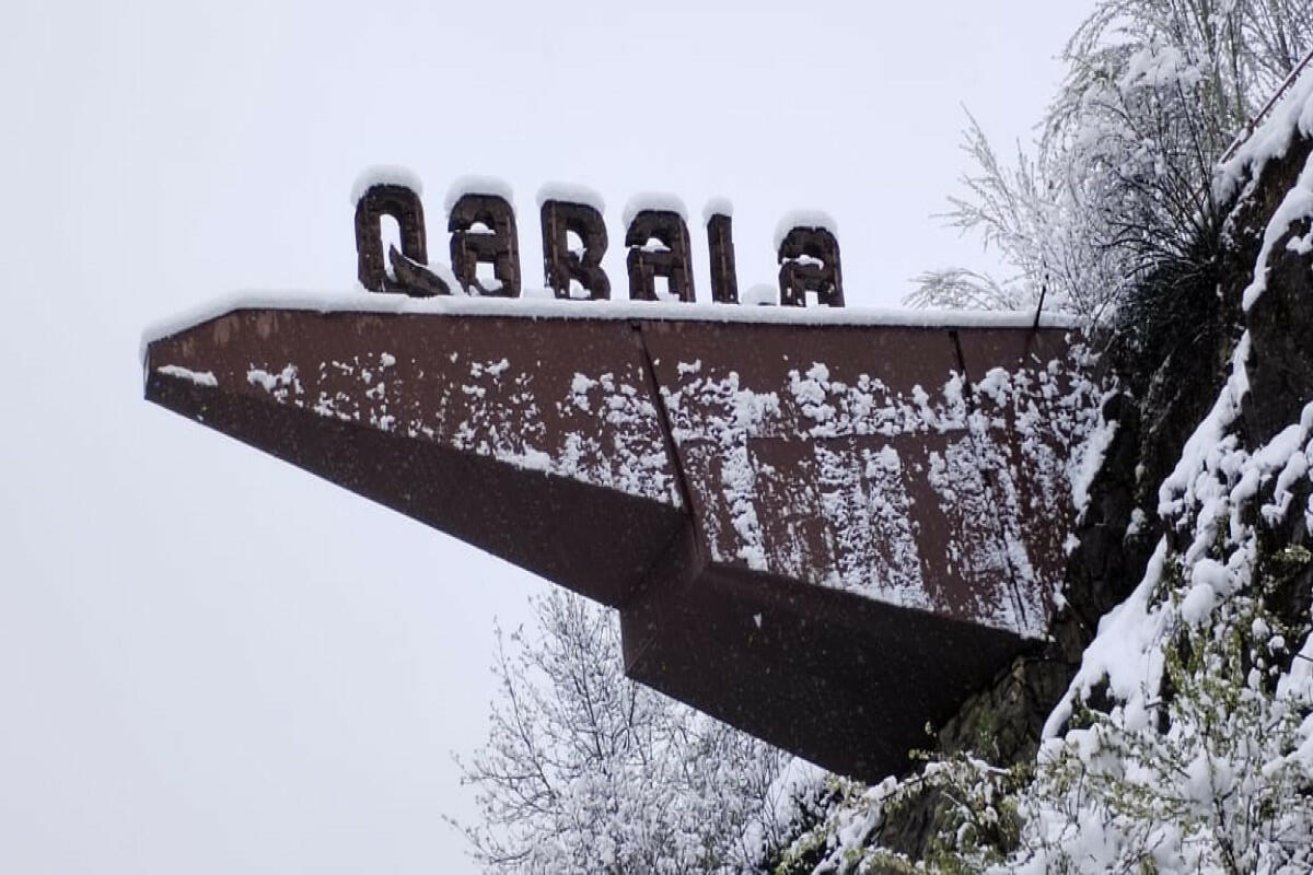 В Габале выпал сильный снег