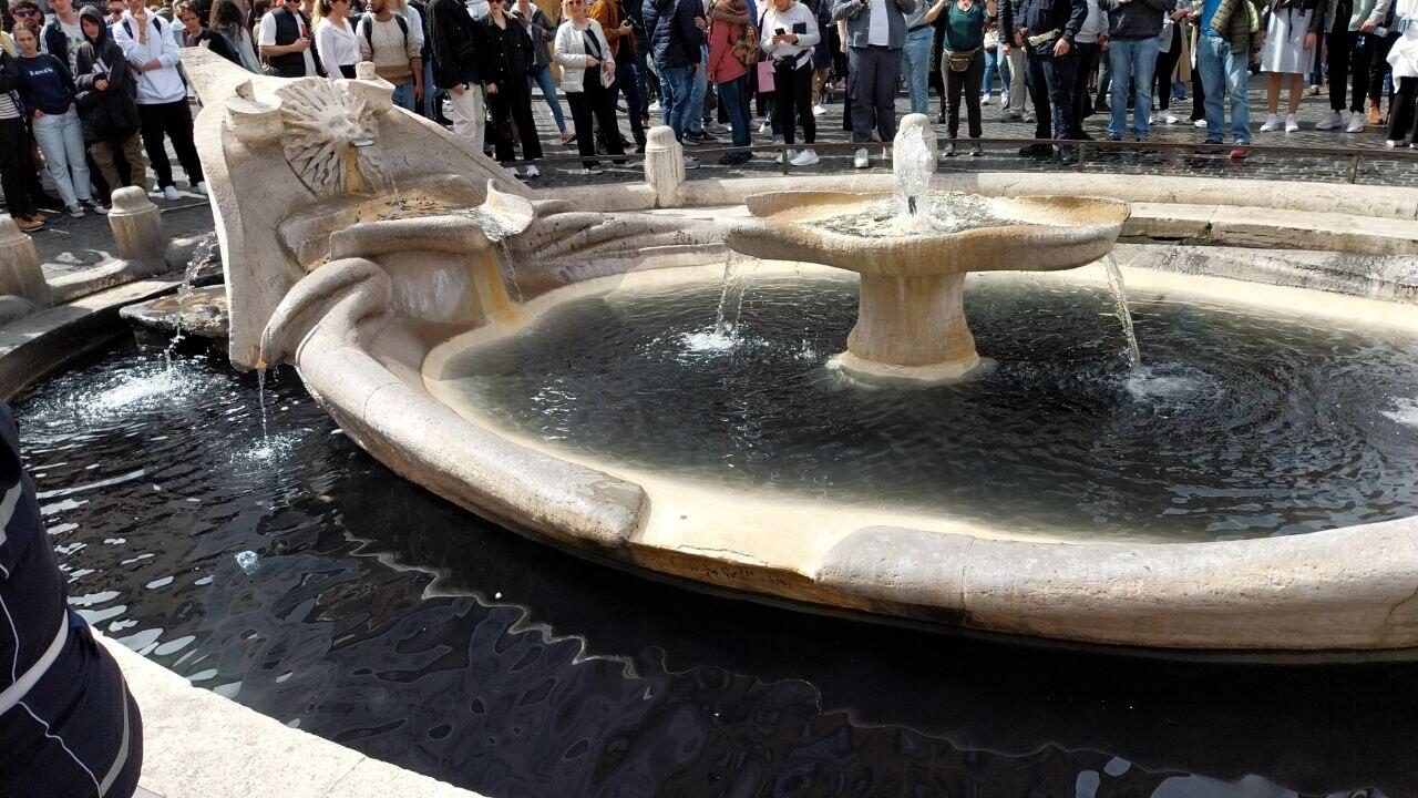 Экоактивисты окрасили в черный цвет воду на площади Испании в Риме