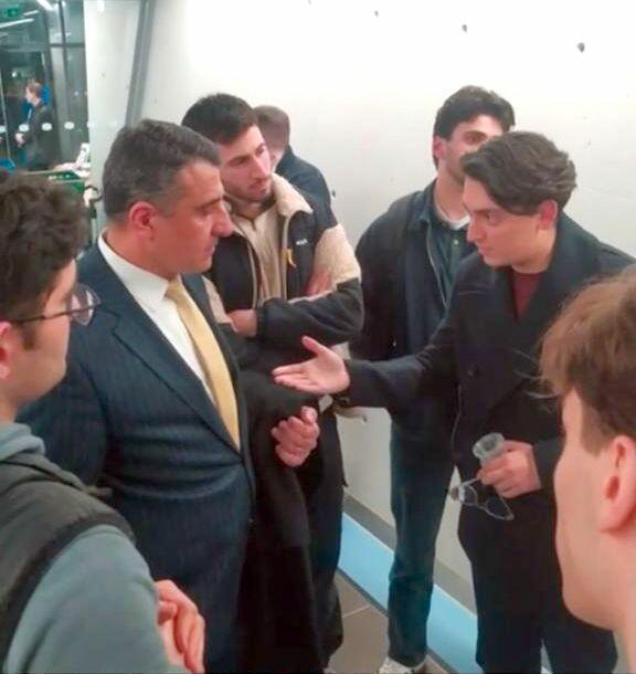 Азербайджанская молодежь поставила на место посла Армении в Лондоне: