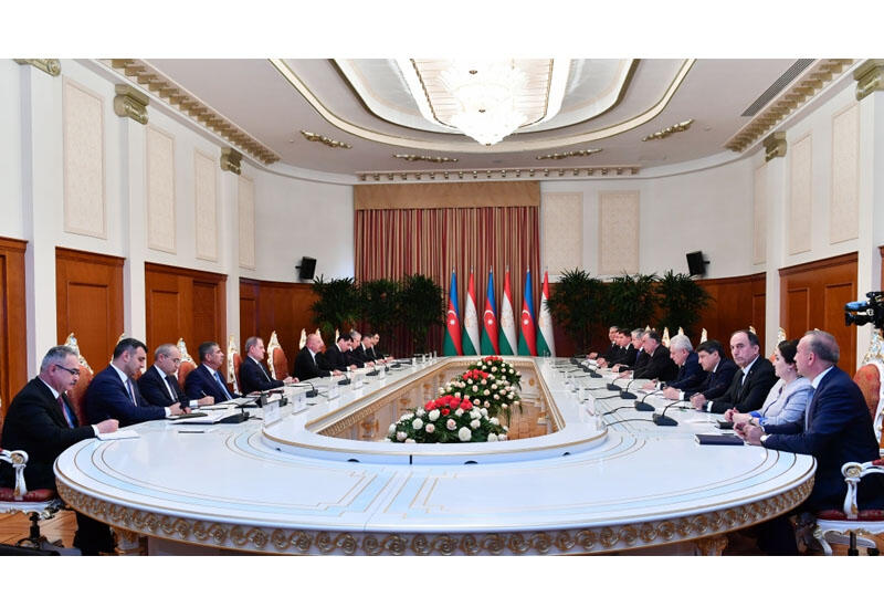 В Душанбе состоялась встреча Президента Ильхама Алиева с Президентом Эмомали Рахмоном в расширенном составе