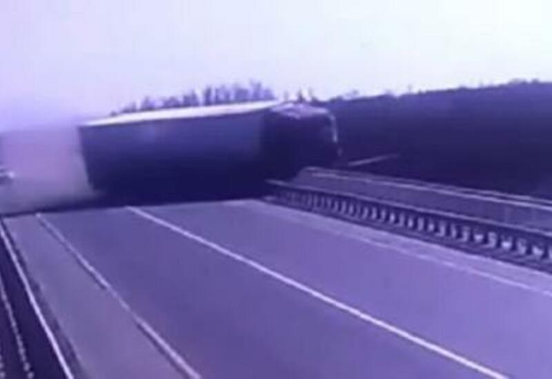 Грузовик столкнулся с Lexus и упал с моста в реку в России