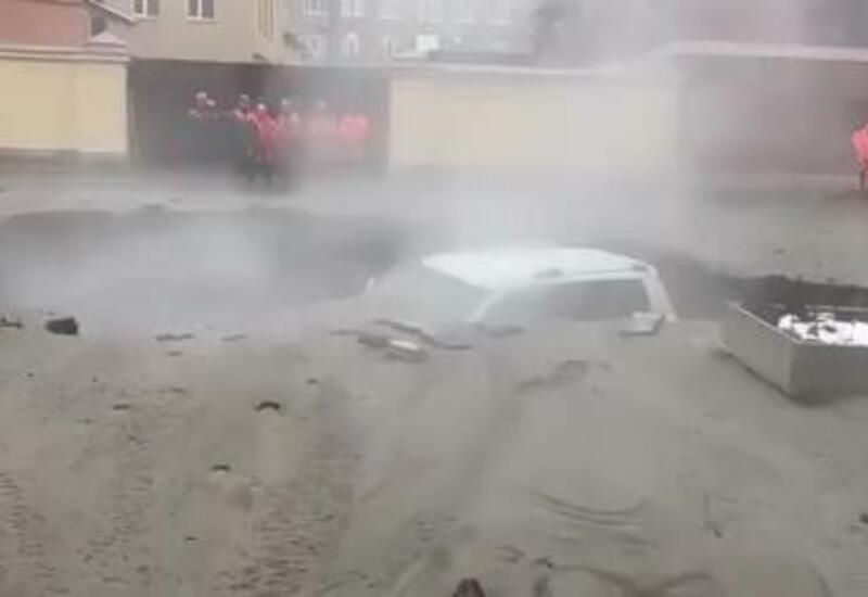 Автомобиль с детьми упал в яму с кипятком в Петербурге