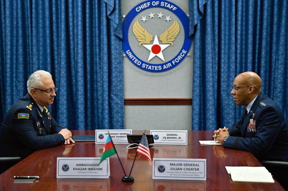 Командующий ВВС Азербайджана провел переговоры с американским генералом
